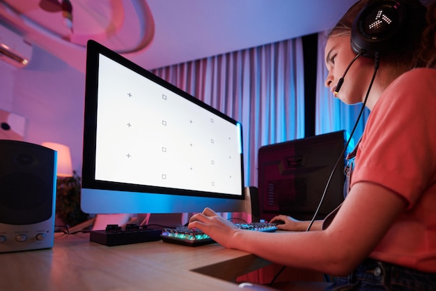 Menina jogando videogame com amigos