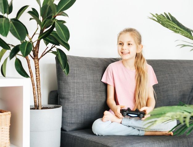 Menina jogando videogame em casa