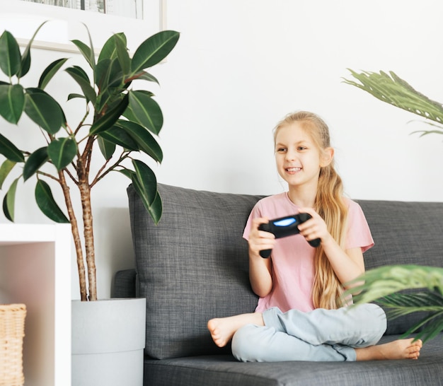 Menina jogando videogame em casa