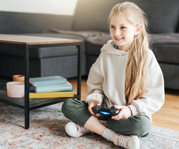 Menina jogando videogame em casa