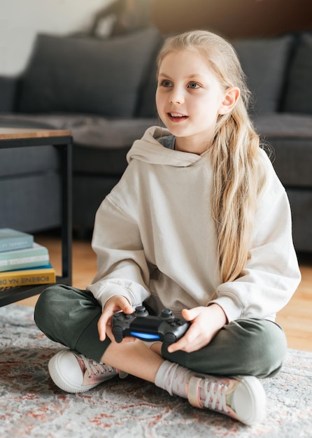 Menina jogando videogame em casa