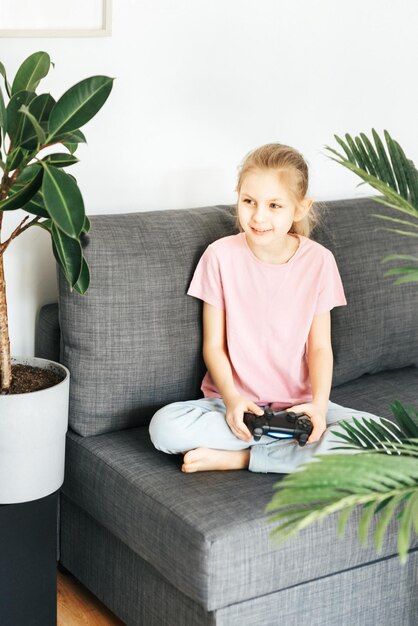 Menina jogando videogame em casa