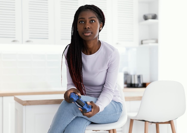 Foto menina jogando videogame médio tiro