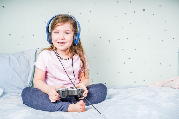 menina jogando videogame