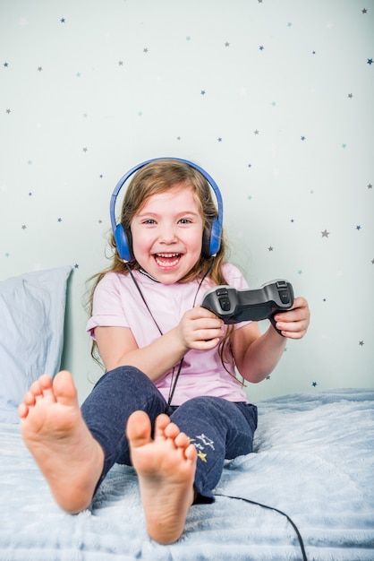 Menina jogando videogame