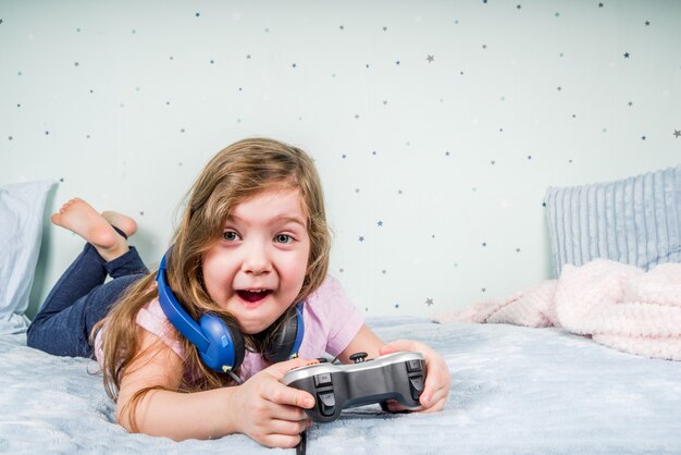 Menina jogando videogame