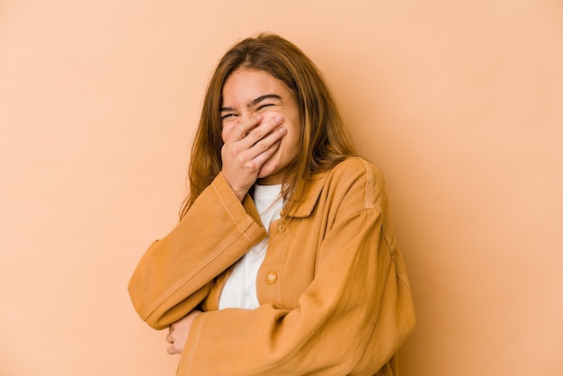 Menina jovem adolescente magrela caucasiana rindo de emoção feliz, despreocupada e natural.