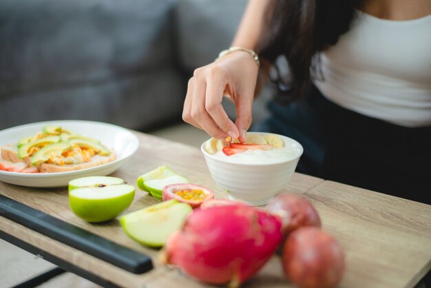 Menina jovem asiática segurando vegetais frescos de alimentos saudáveis no estilo de vida em casa, pessoa vegetariana bonita feminina fazendo dieta alimentar comer salada, as pessoas estão sorrindo, conceito de comida saudável