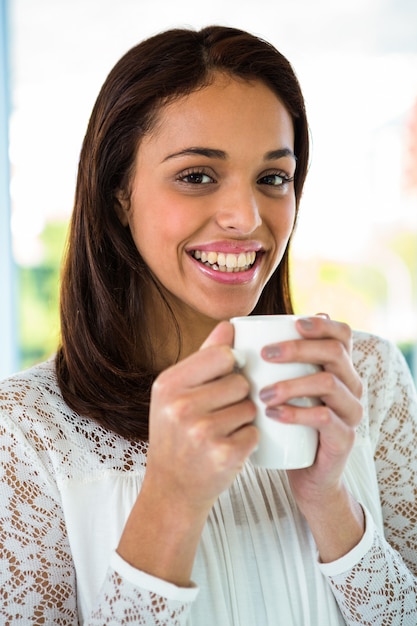 Menina jovem, beba, dela, chá, e, sorrindo