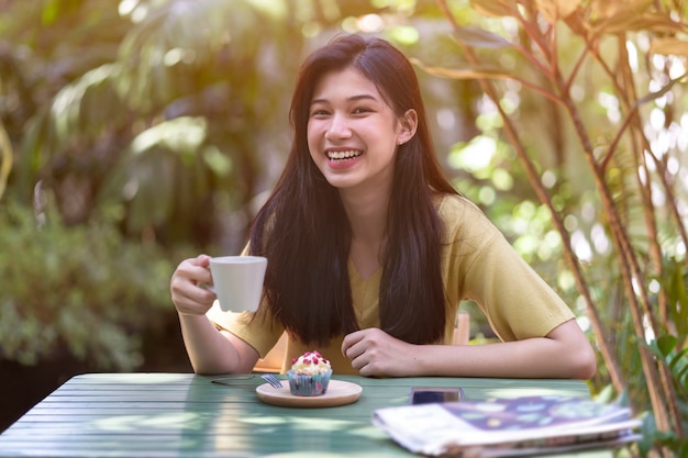 Menina jovem, café bebendo