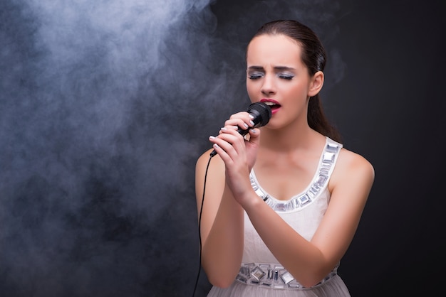 Menina jovem, cantando, em, karaoke, clube