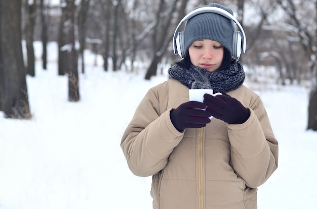 Menina jovem, com, fones, e, xícara café