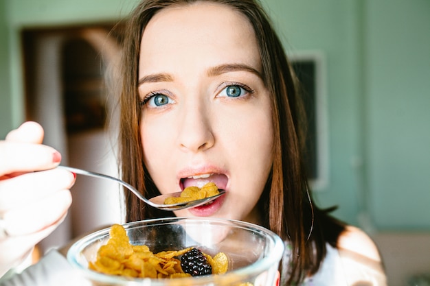 Foto menina jovem, comer, granola, com, fruta