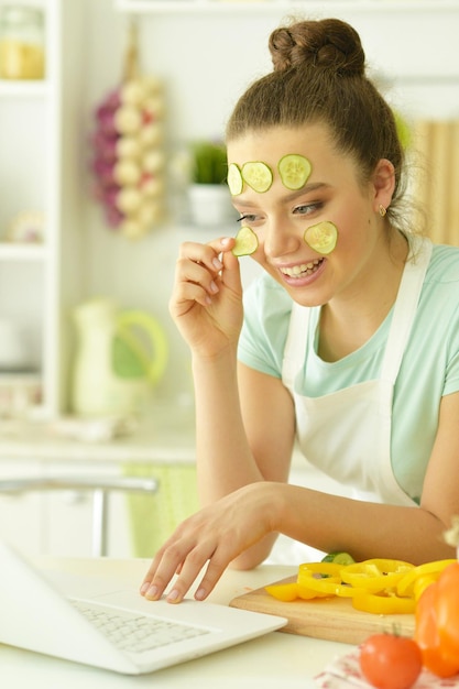 Menina jovem, cozinha