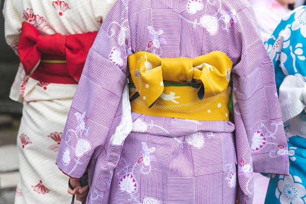 Menina jovem, desgastar, quimono japonês, ficar, frente, sensoji, templo, em, tóquio