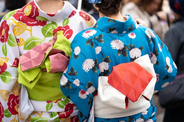 Menina jovem, desgastar, quimono japonês, ficar, frente, Sensoji, templo