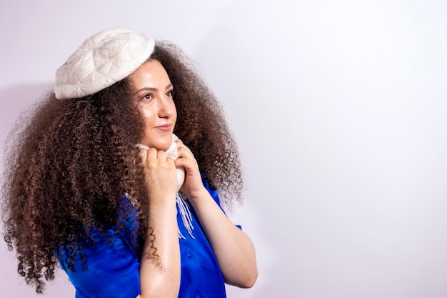 Menina jovem e bonita com chapéu de inverno e cachecol é o conceito de inverno frio