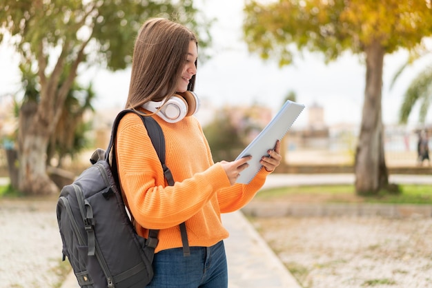 Menina jovem estudante sobre fundo isolado com expressão feliz