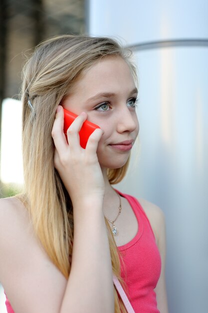 Menina jovem, falando, telefone, ao ar livre