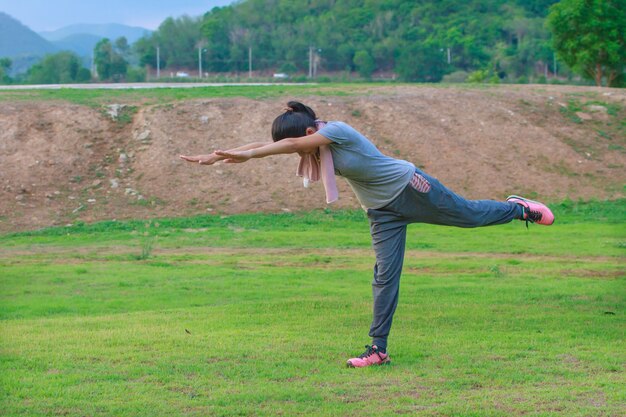 Menina jovem, sacudindo, e, exercício, parque