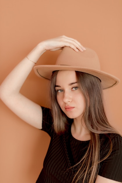 Foto menina jovem, segurando chapéu