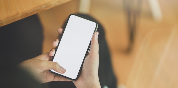 Menina jovem, segurando, em branco, tela, smartphone