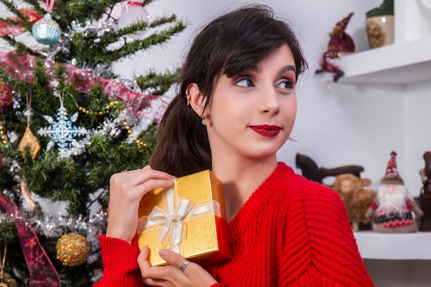 Menina jovem, segurando, presente natal