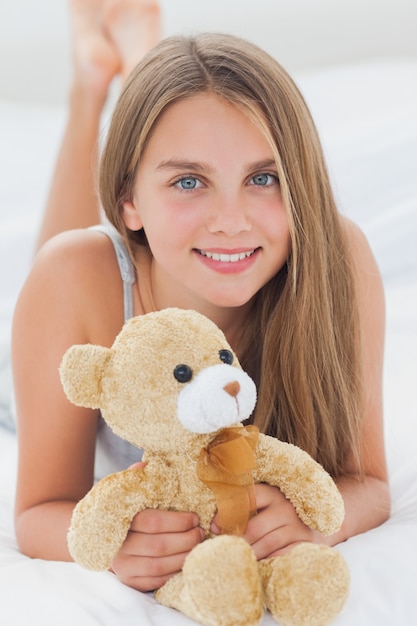 Menina jovem, segurando, um, urso teddy