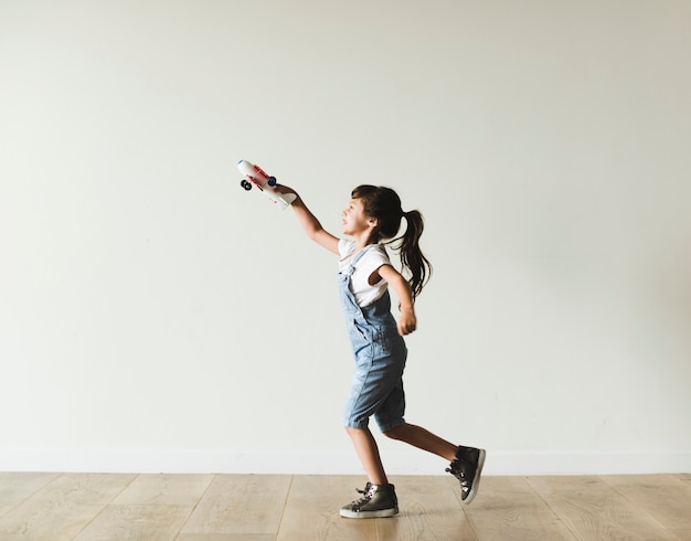 Menina jovem, tocando, com, um, avião brinquedo