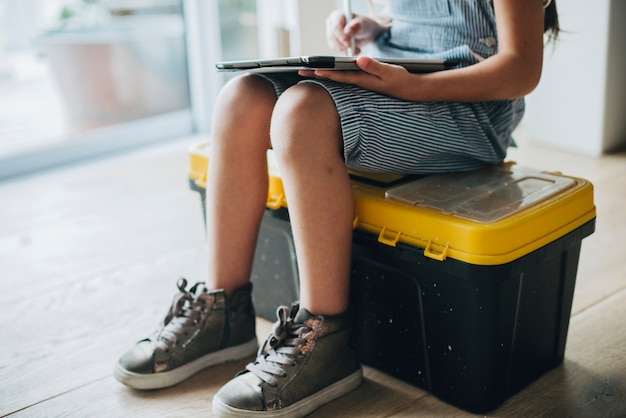 Menina jovem, usando, um, tablete digital