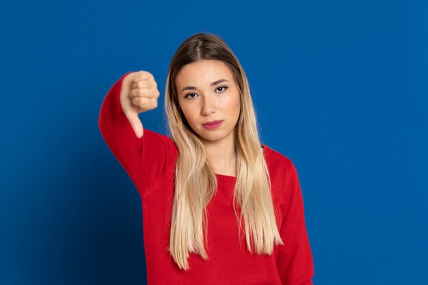 Menina justa com camiseta vermelha