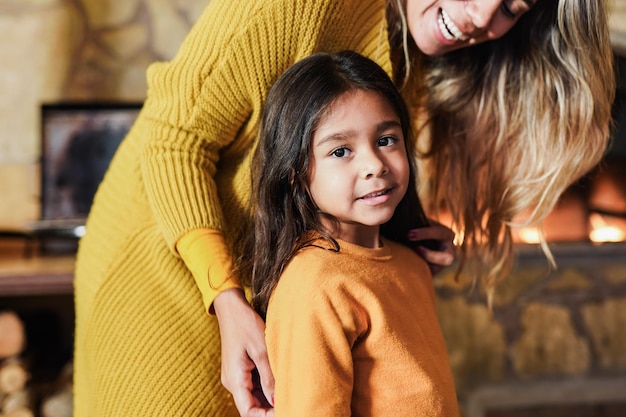 Menina latina bonitinha sorrindo na câmera Amor de mãe e filho