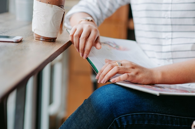 Menina lendo A leitura do amor é uma experiência vivificante