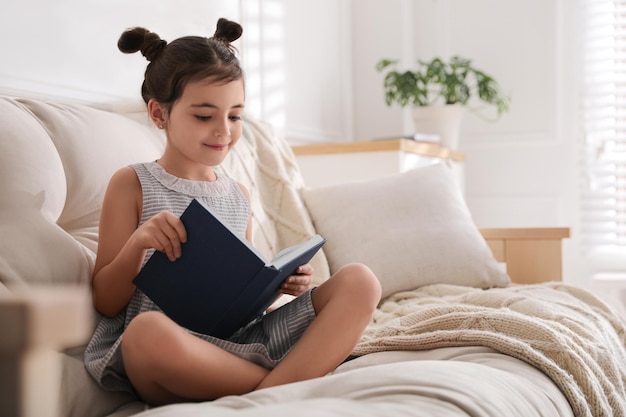 Menina lendo conto de fadas na sala de estar