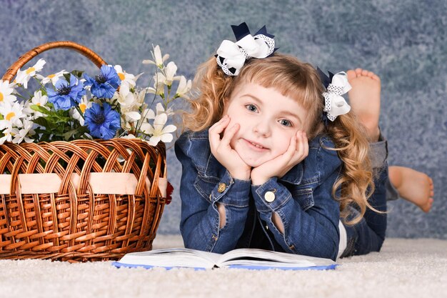 Menina lendo livro enquanto estava deitado no chão