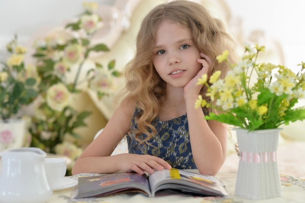 Menina lendo revista