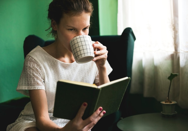 Menina, lendo um livro, casa