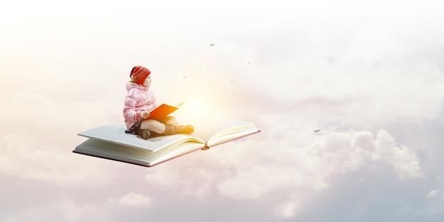 Menina lendo um livro. Mídia mista