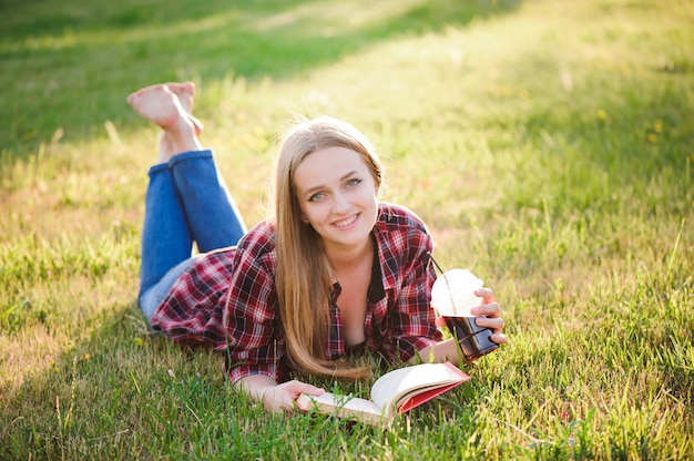 Menina lendo um livro no parque, mulher, verde.