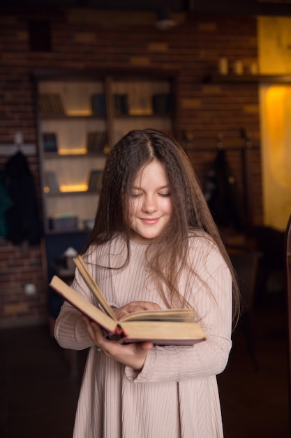 Foto menina lendo um livro