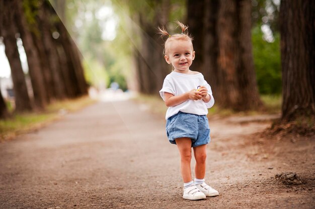 Menina linda andando no parque