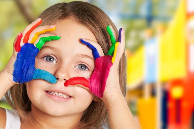 Menina linda com as mãos pintadas