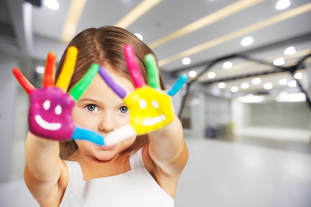 Foto menina linda com as mãos pintadas