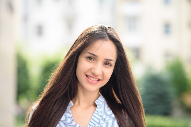 Menina linda e feliz sorrindo.