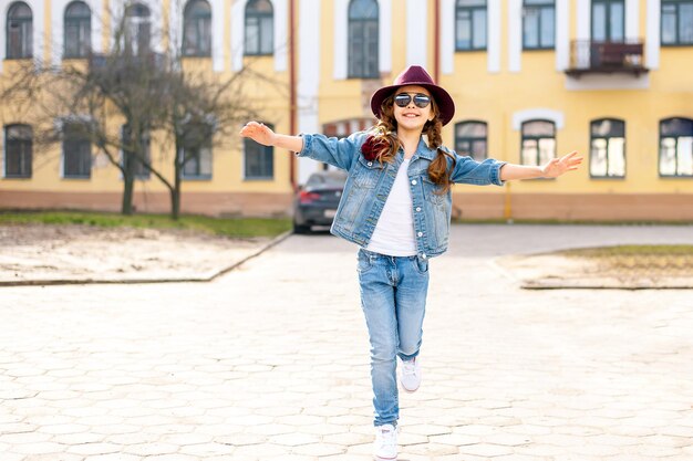 Foto menina linda elegante na rua corre para o fotógrafo