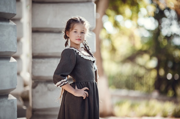 Menina linda em um vestido velho