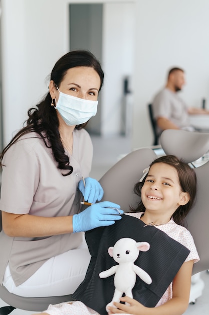 Menina linda no dentista olhando e sorrindo