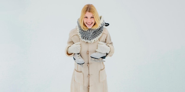 Menina linda no inverno ao ar livre linda feliz rindo jovem mulher vestindo luvas de chapéu de inverno