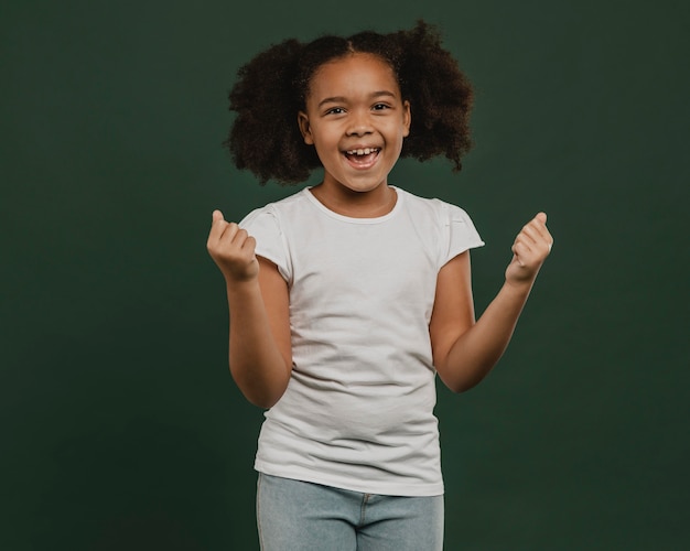 Foto menina linda sendo muito feliz