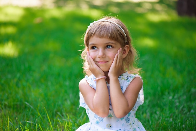 Menina Llittle ao ar livre num dia de verão.